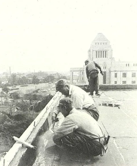 昭和35年 国立国会図書館屋根の防水施工風景