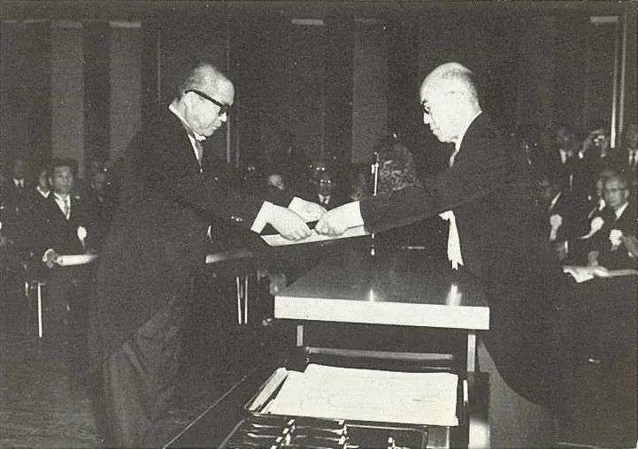 昭和44年 創業者の岩崎一社長が紫紋褒章を受章