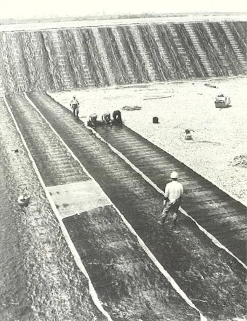 昭和47年 排水処理池アコシート施工風景