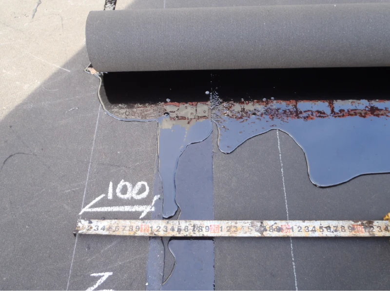 アスファルト防水の重ね巾（ラップ巾）確認の様子