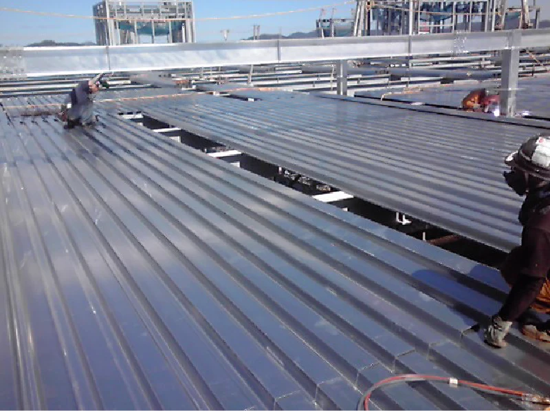 耐火認定を取得しているデッキと防水を組み合わせた屋根づくりの様子