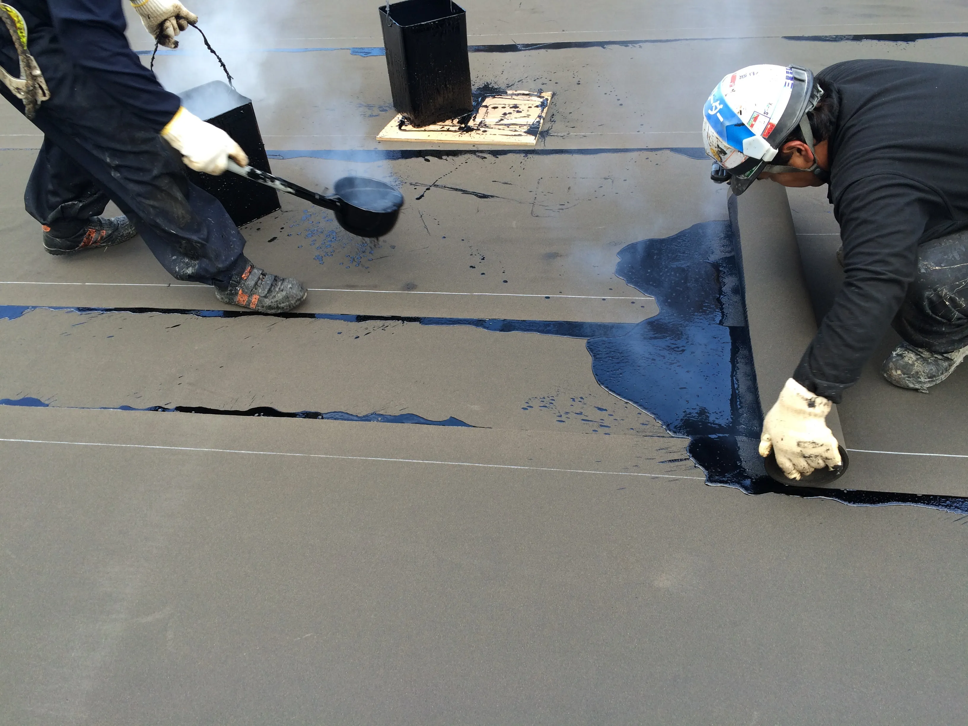 アスファルト防水熱工法施工の様子