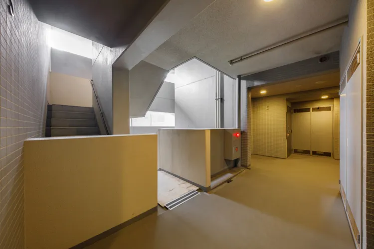 既存：防滑性ビニル床シート（撤去）