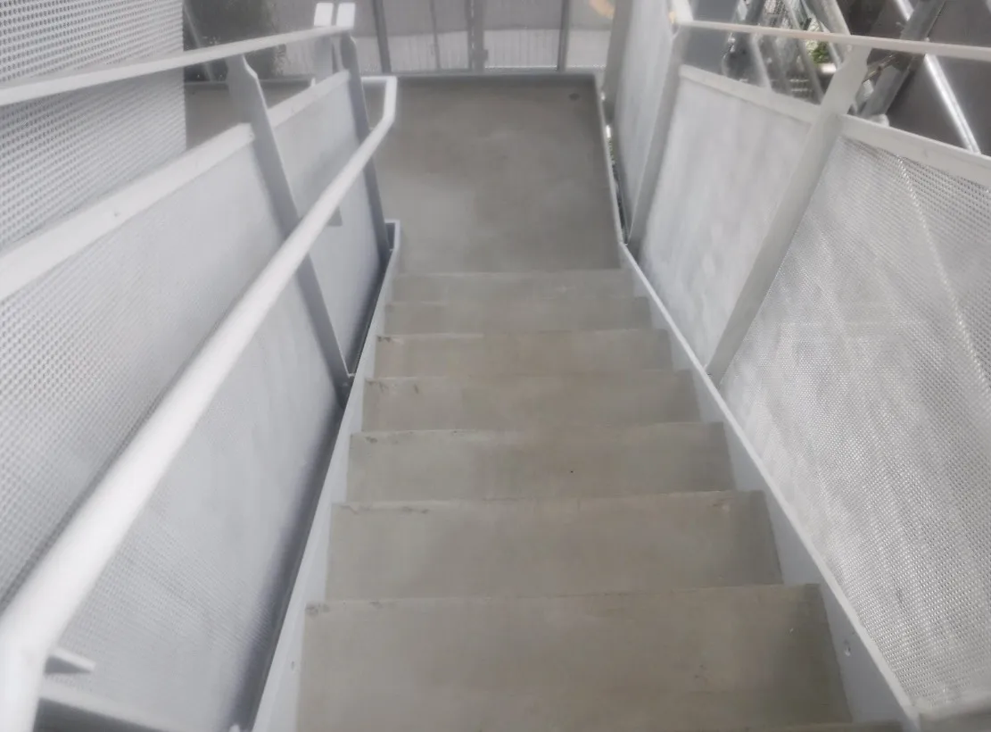 既存：防滑性ビニル床シート（撤去）